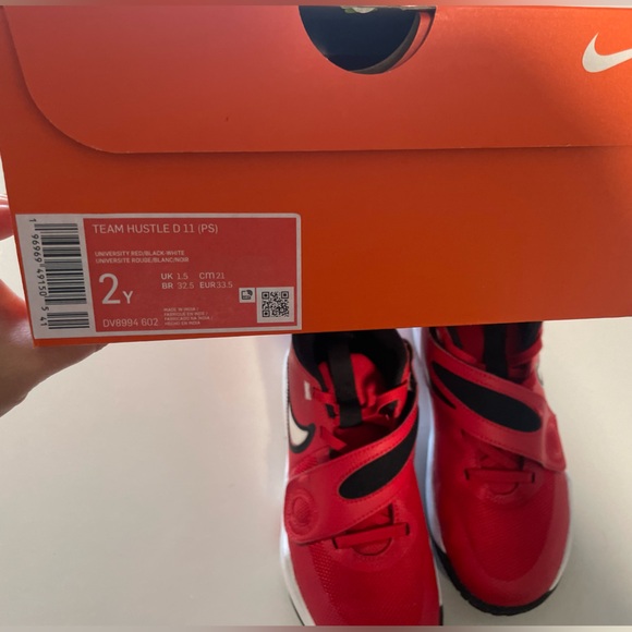 Red Nike Team Hustle sneakers - Picture 7 of 8